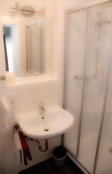 Pension Dorfplatzl Fusch an der Grossglocknerstrasse Room photo